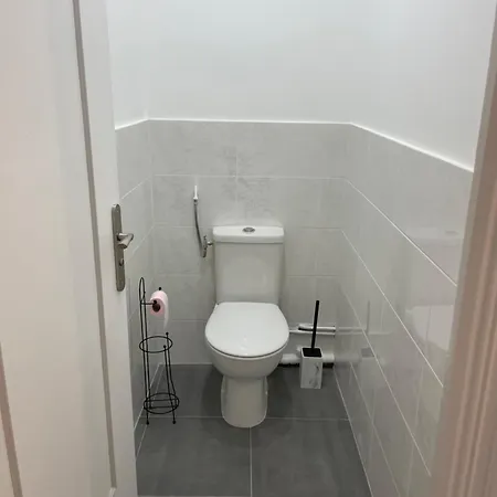 Duplex Plein Coeur Village アパート